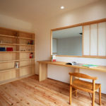 松戸の家　2階書斎　カウンターと本棚は造り付け