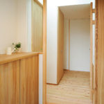 松戸の家　玄関とホールとの間には引き戸があり、冬場に冷気が室内に入ることを防ぎます