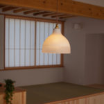 三郷の家　ダイニングのペンダント照明はガラス作家の大谷佳子さんの作品。柔らかい灯りが食卓を照らします。