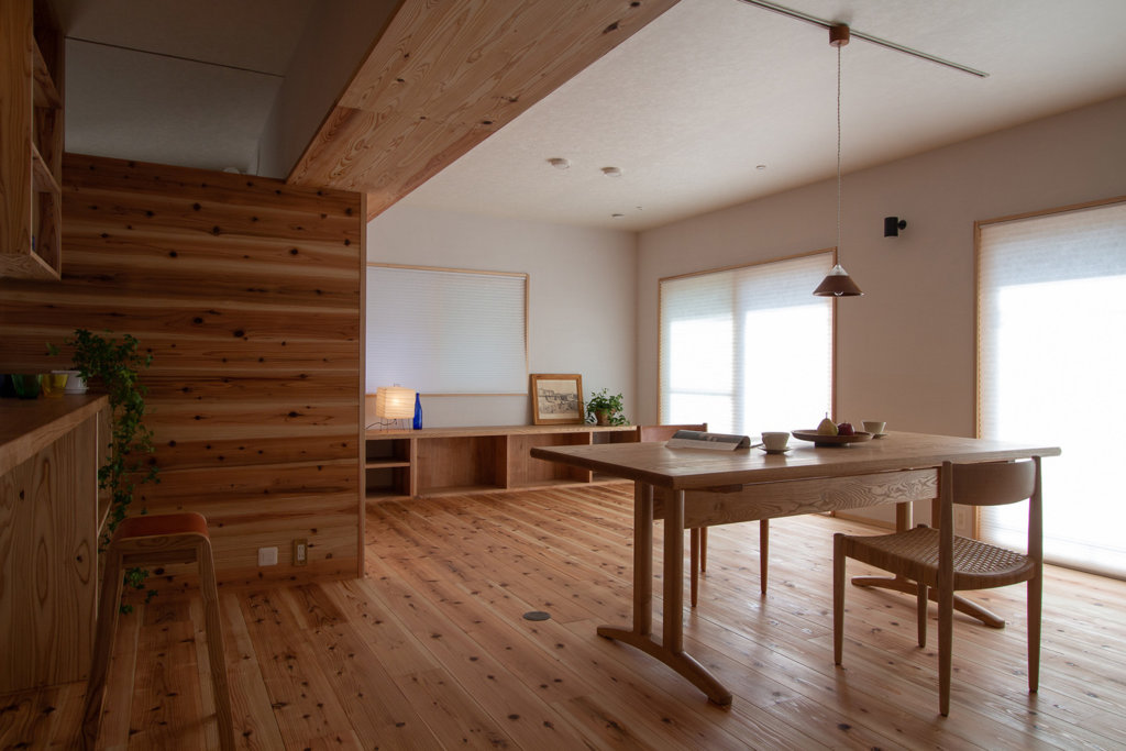 木のマンションリノベーション｜初台の家のリビングダイニング