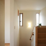 松戸の家　階段室：２階の腰壁は本棚として利用
