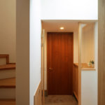 松戸の家　トップライトがあり明るい玄関