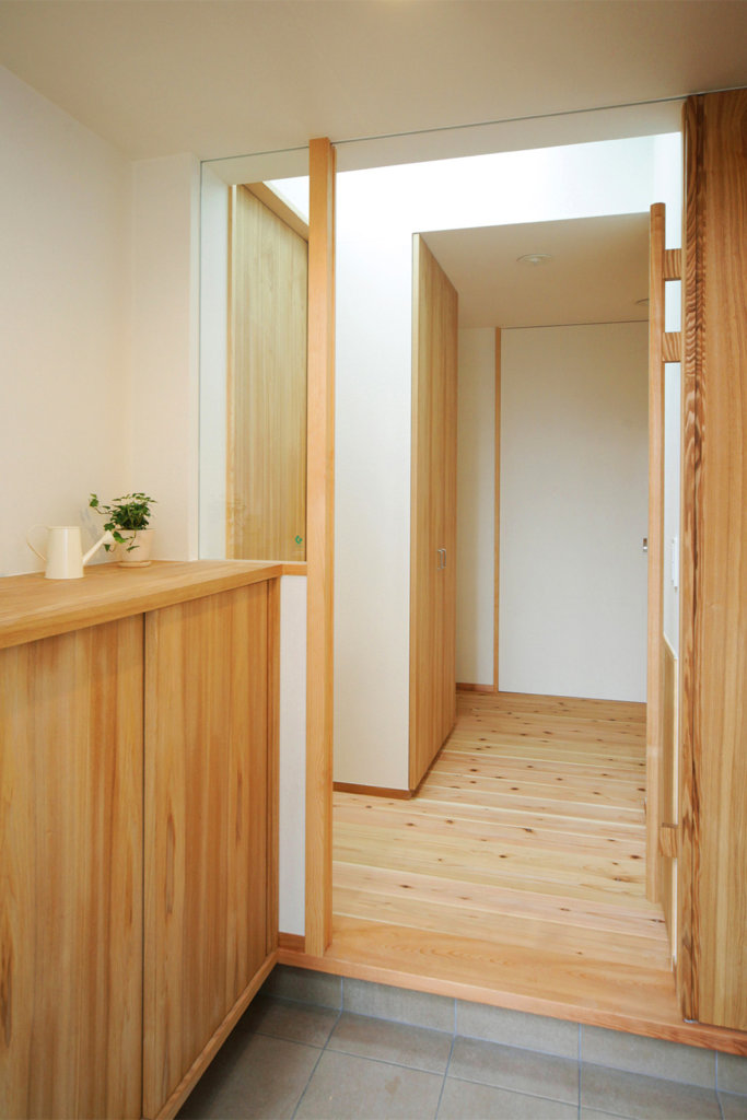 松戸の家　玄関とホールとの間には引き戸があり、冬場に冷気が室内に入ることを防ぎます