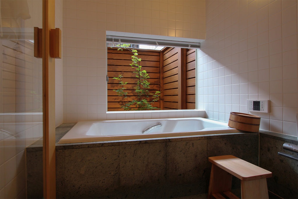 自然素材の家の設計事例｜三郷の家のホーロー浴槽の浴室
