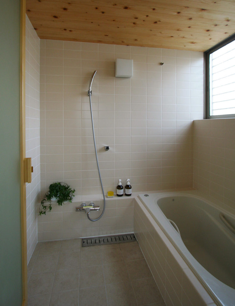 住宅のタイル張りの浴室