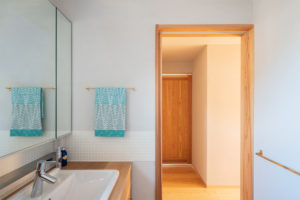 洗面所：洗面化粧台の奥には、小物などを置くことができるステンレス巻の棚があります。
